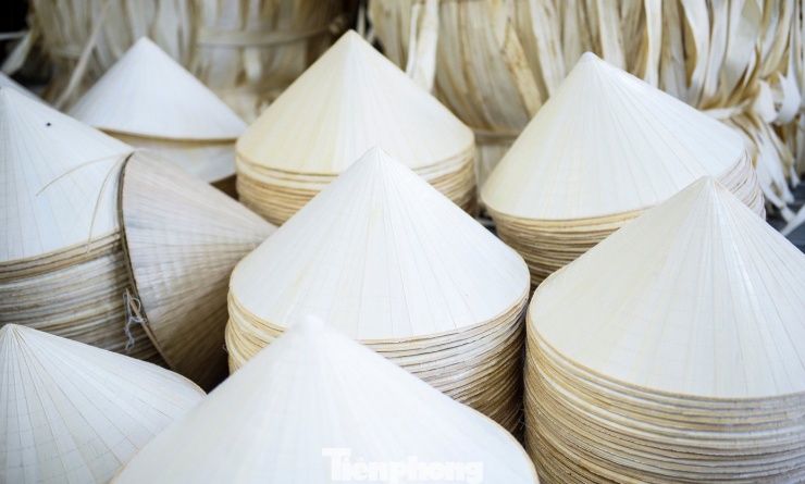 Theo người dân địa phương, nghề làm nón lá tại đây ban đầu chỉ là quy mô vài gia đình, rồi dân lan tỏa thành sinh kế cộng đồng với hàng trăm hộ dân. Năm 2014, nghề làm nón lá Trường Giang được công nhận là làng nghề truyền thống. Sản phẩm này sau đó lọt top 100 thương hiệu nổi tiếng và được bảo hộ nhãn hiệu tập thể vào năm 2016.