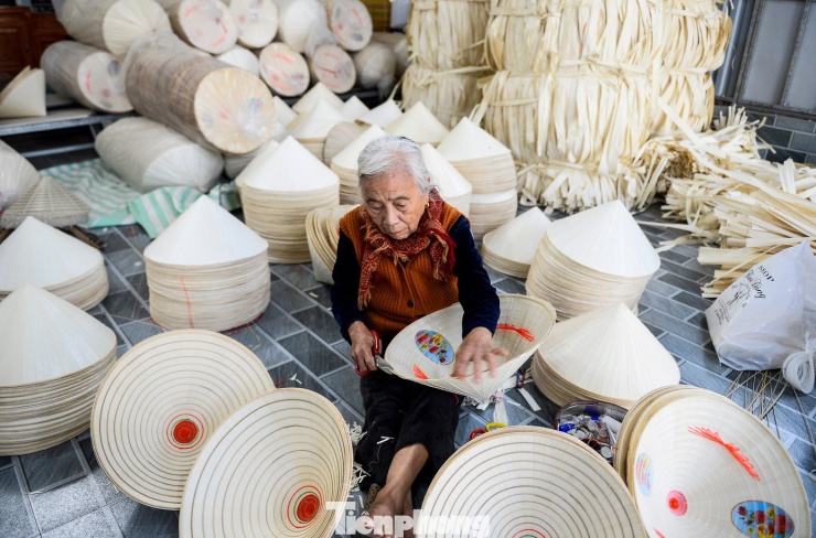 Làng nghề nón lá ở xã Trường Văn có nguồn gốc từ vùng Trường Giang xưa, hình thành khoảng những năm 1867. Qua nhiều biến động, nghề làm nón thủ công vẫn được người dân duy trì, trở thành làng nghề có tiếng và thương hiệu đặc biệt cho địa phương.