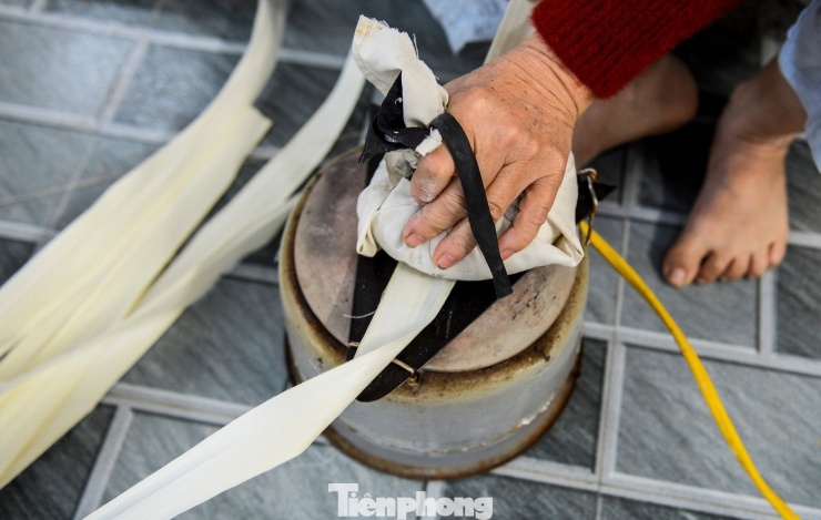 Lá nón được là phẳng để từng thớ lá mềm mại mà không giòn gãy.