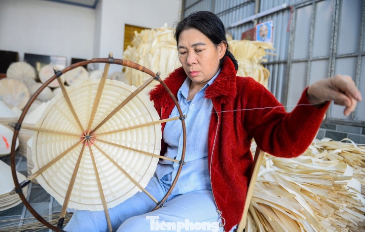 Theo những người thợ lành nghề, công đoạn khâu nón đòi hỏi sự khéo léo, kiên nhẫn và chính xác. Từng mũi kim nhỏ, đều tay, chạy dọc theo vòng vành, giữ chặt từng lớp lá.