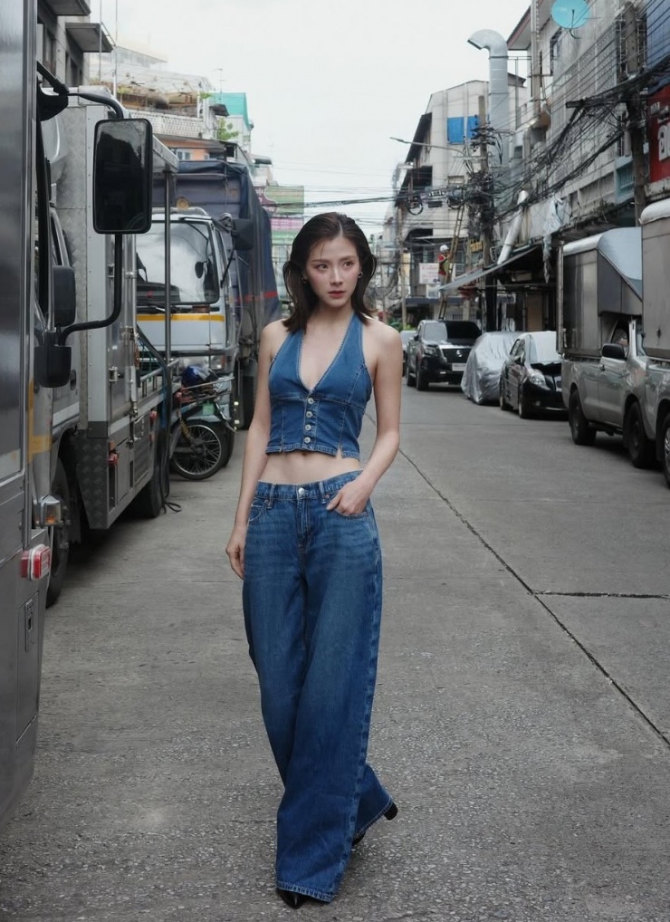 Phong cách dạo phố của Baifern với cả bộ denim gồm áo yếm hở eo và quần ống rộng.