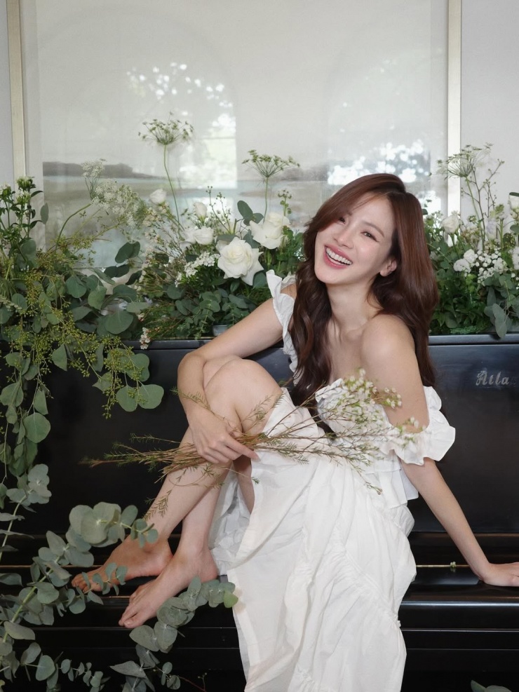 Đời thường, ngôi sao chuộng các loại váy midi, maxi màu trắng hoặc những thiết kế có màu sắc tươi sáng, nhẹ nhàng như vàng bơ, hồng phấn.