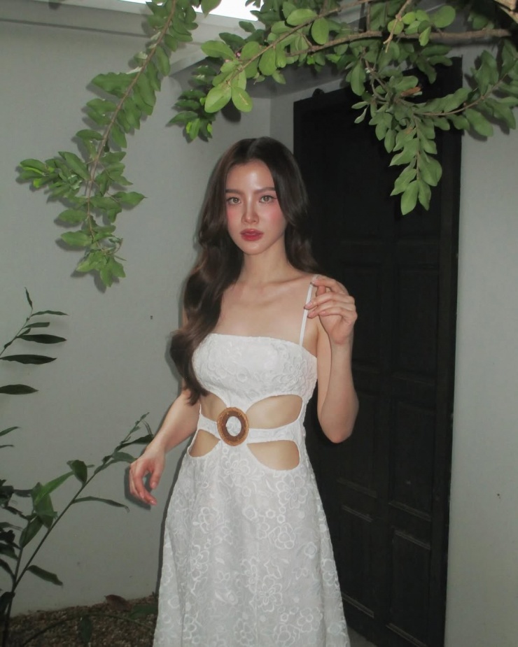 Ngoài áo ngắn, quần shorts, cô sắm nhiều đầm cut-out. Để duy trì vóc dáng thon gọn, cơ bụng số 11 săn chắc, Baifern xây dựng chế độ tập luyện đa dạng, gồm gym, chạy bộ, đấm bốc. Cô chú trọng các bài tập plank, squat. Người đẹp còn luyện vũ đạo với thể loại hiphop, tango giúp hình thể linh hoạt, mềm dẻo.