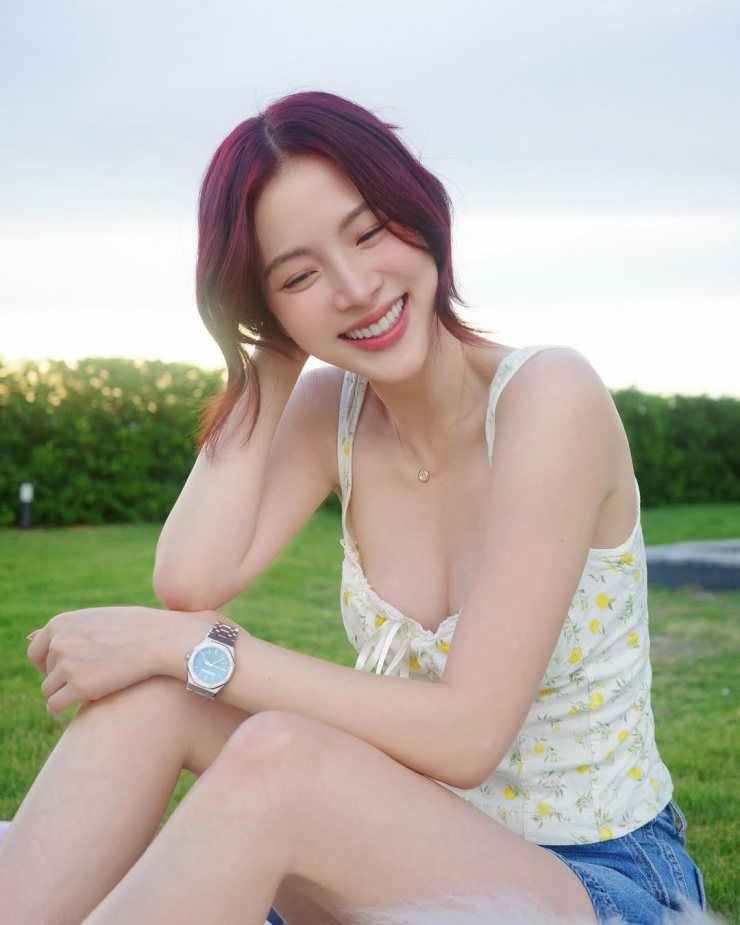 Baifern nổi tiếng với làn da căng bóng, được nhiều hãng mỹ phẩm săn đón. Theo Elle, diễn viên chú trọng làm sạch và cấp nước cho da đều đặn. Cô thường đắp mặt nạ 2-3 lần mỗi tuần, uống nhiều nước, ưu tiên rau xanh, cá hồi, thịt gà và hạn chế đồ ngọt.