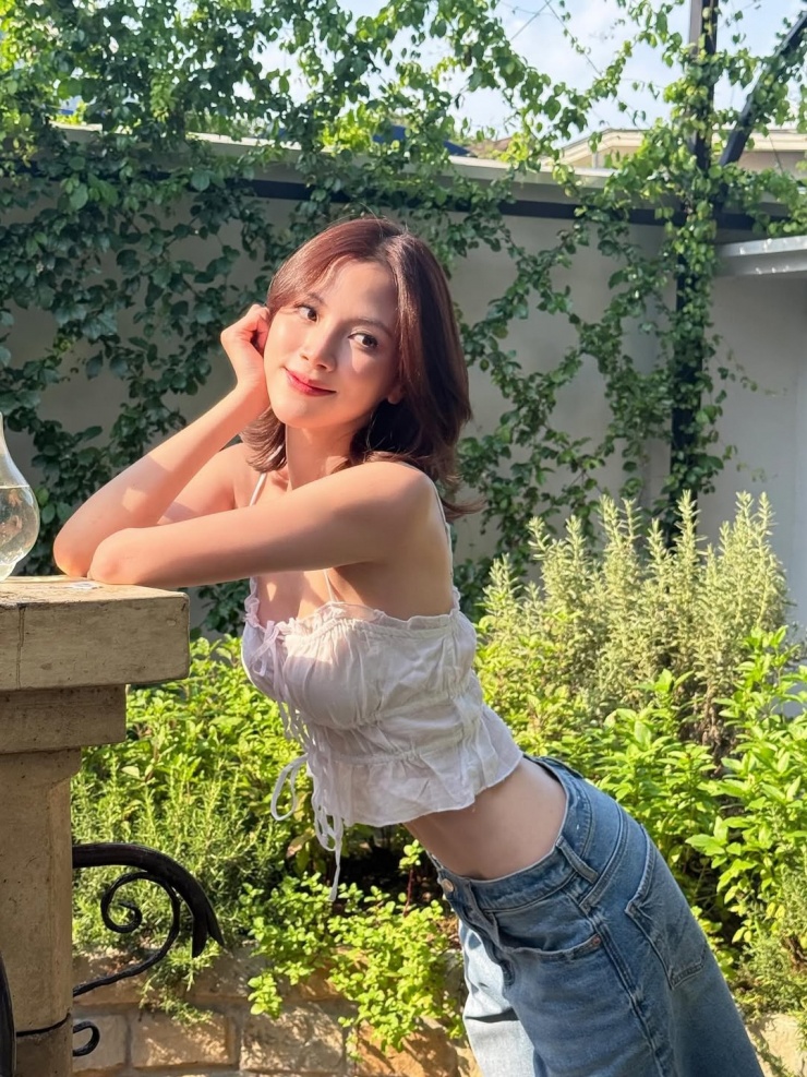 Mỹ nhân khoe eo con kiến với crop top và quần shorts bermuda.