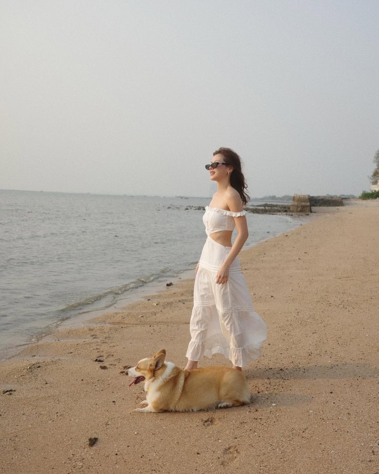 Theo Sanook, Baifern Pimchanok thuộc top sao hot nhất làng giải trí Thái Lan, với hơn 13,5 triệu lượt theo dõi trên Instagram.