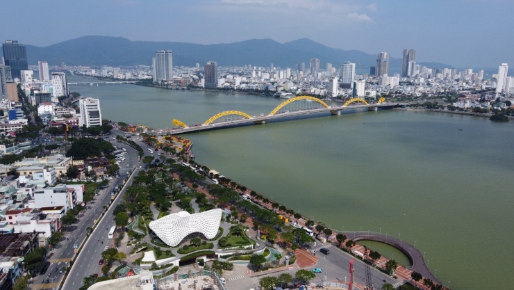 Một góc thành phố Đà Nẵng ven sông Hàn. Ảnh: XS
