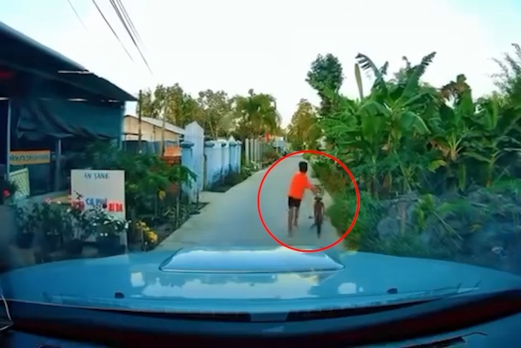 Clip: Xe đạp chắn đường ô tô, bé trai xử lý “cực gắt” khiến ai cũng ngỡ ngàng