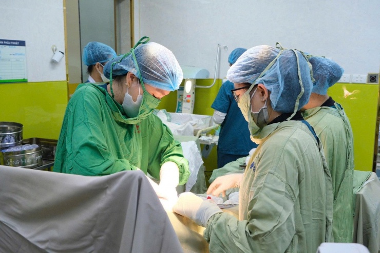 Các bác sĩ phẫu thuật lấy thai cho sản phụ.