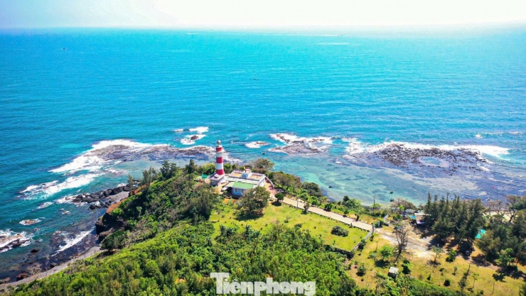 Trạm đèn biển Ba Làng An nằm ở mỏm ngoài cùng của mũi Ba Làng An, nơi đây được xem là điểm cực Đông của Tổ quốc (gần Hoàng Sa nhất). Nơi đây mang vẻ đẹp hoang sơ, mộc mạc với bãi đá trầm tích núi lửa ẩn hiện giữa biển.