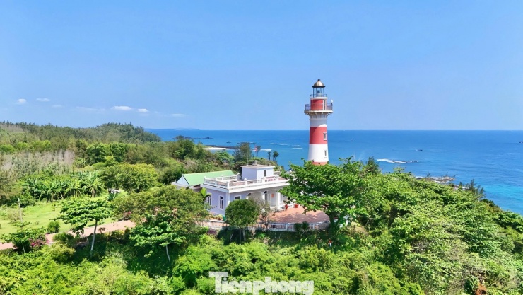 Để chạm đến tọa độ “săn view” lý tưởng này, du khách phải vượt qua gần 80 bậc thang. Từ độ cao hơn 36 mét, toàn cảnh mũi Ba Làng An hiện ra như một bức tranh thiên nhiên sống động. Đứng từ đây, phóng tầm mắt ra xa, du khách có thể nhìn bao quát cả những vị trí đẹp nhất của Ba Làng An, ngắm trời cao, biển rộng… ngắm đảo Lý Sơn lúc ẩn, lúc hiện giữa mây trời.