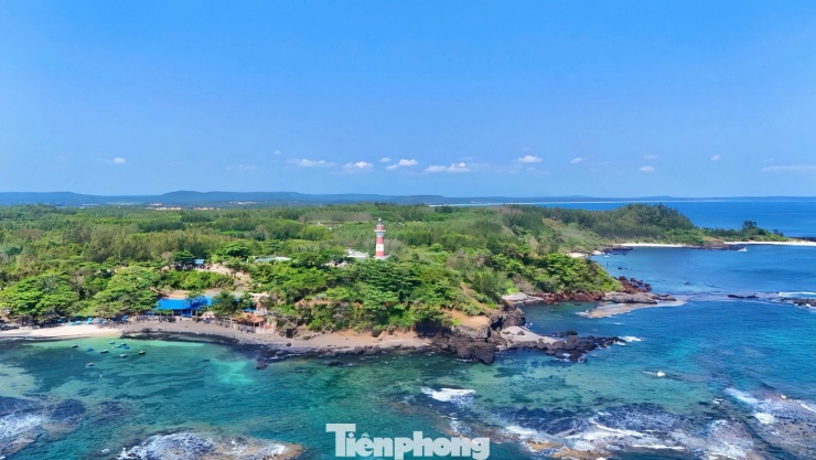 Trạm đèn biển Ba Làng An không chỉ là điểm check-in mà còn giữ vai trò quan trọng trong việc dẫn đường cho tàu thuyền ra vào cảng Sa Kỳ. Được xây dựng từ năm 1982, công trình có tầm chiếu sáng khoảng 17 hải lý.