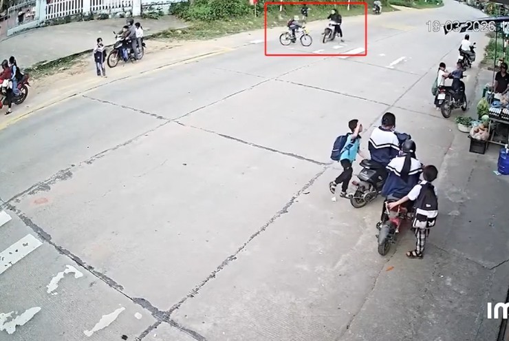 Clip: Thót tim xe máy phóng như bay, đâm văng xe đạp học sinh hàng chục mét