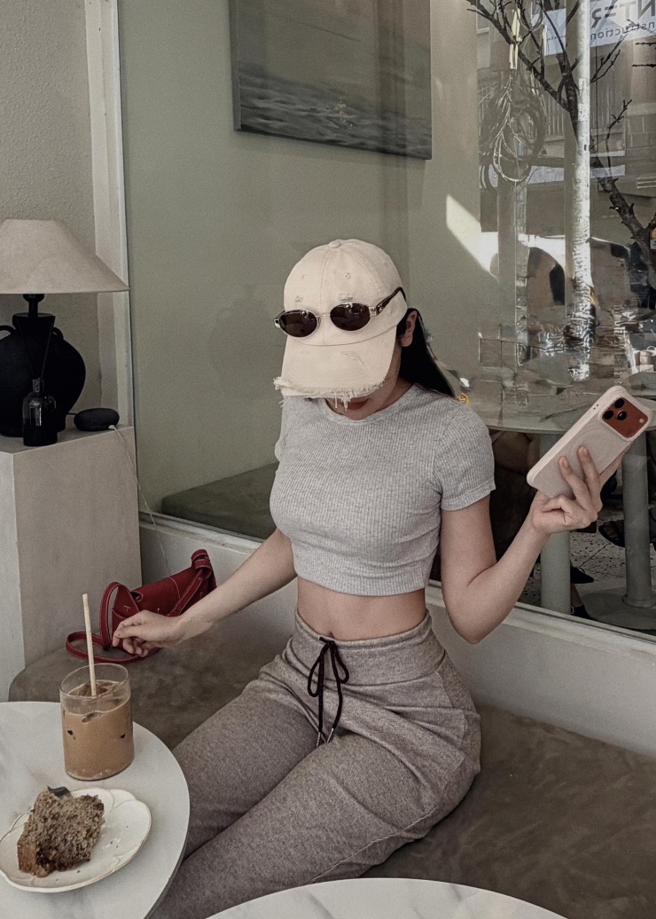 Vòng eo đáng mơ ước của Thùy Anh.