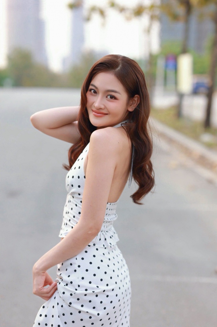 "Ở độ tuổi này, tôi nghĩ thời trang không chỉ là mặc đẹp mà còn là cách thể hiện khí chất của chính mình", Thùy Anh bộc bạch.