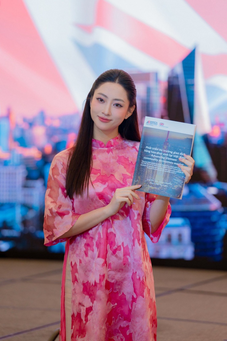 Lương Thùy Linh lựa chọn tà áo dài Việt Nam - một hình ảnh vừa nền nã vừa tự hào, thể hiện nét đẹp văn hóa Việt Nam giữa diễn đàn quốc tế.