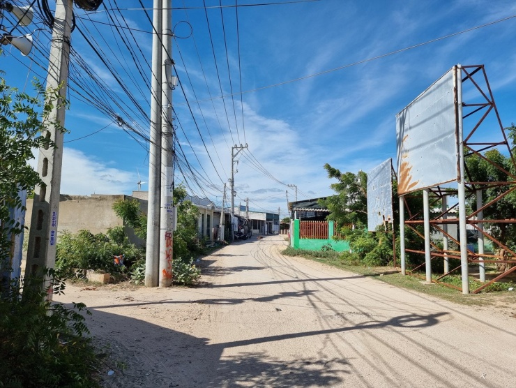 Nhiều hộ dân thôn Vĩnh Trường, xã Phước Dinh sẽ phải di dời để xây dựng Nhà máy Điện hạt nhân Ninh Thuận 1.