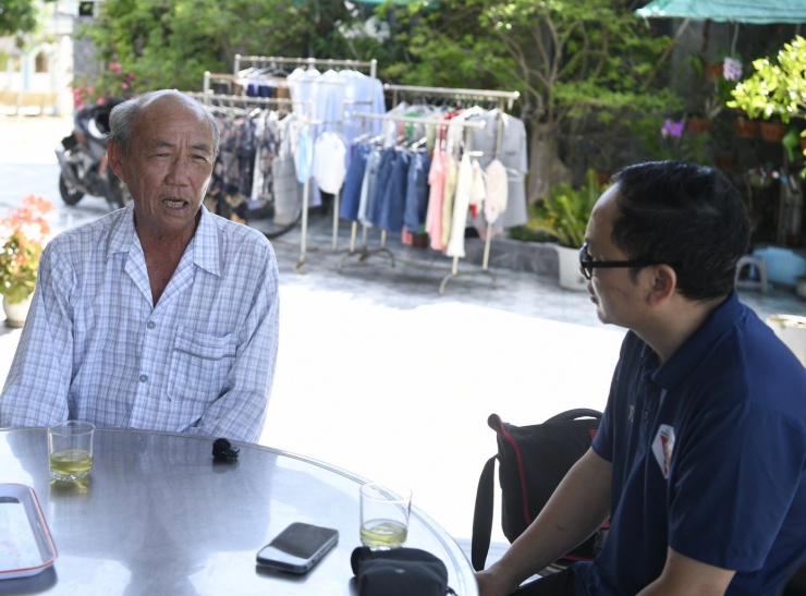 Ông Võ Văn Bảy (bìa trái, ở thôn Thái An, nơi xây dựng Nhà máy Điện hạt nhân Ninh Thuận 1) chia sẻ, bà con nơi đây mong muốn dự án sớm được triển khai để tạo diện mạo mới ở vùng biển nắng gió.