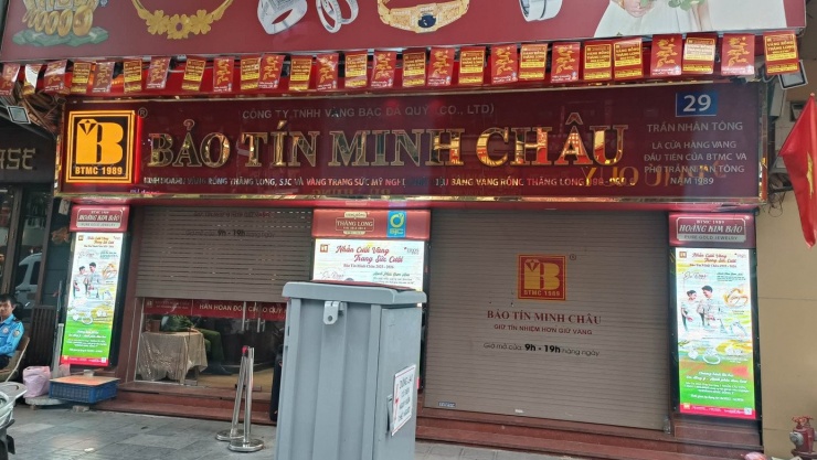Hà Nội: Nhiều cảnh sát xuất hiện tại cửa hàng vàng Bảo Tín Minh Châu - 3