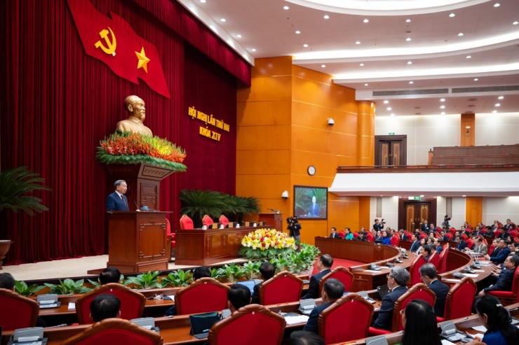 Đại biểu tại phiên bế mạc Hội nghị Trung ương 2 khóa 14 - 1