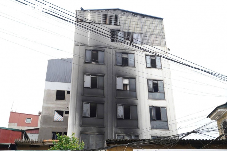 Ghi nhận của PV trong ngày 25/3, một ngày sau vụ hỏa hoạn, ngôi nhà 7 tầng bị khói phủ đen kịt.