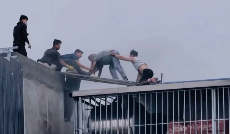 Khi tạo được lối thoát, người dân nhanh chóng mang thang tới, lần lượt đưa các nạn nhân lên mái nhà, thoát sang nhà hàng xóm.