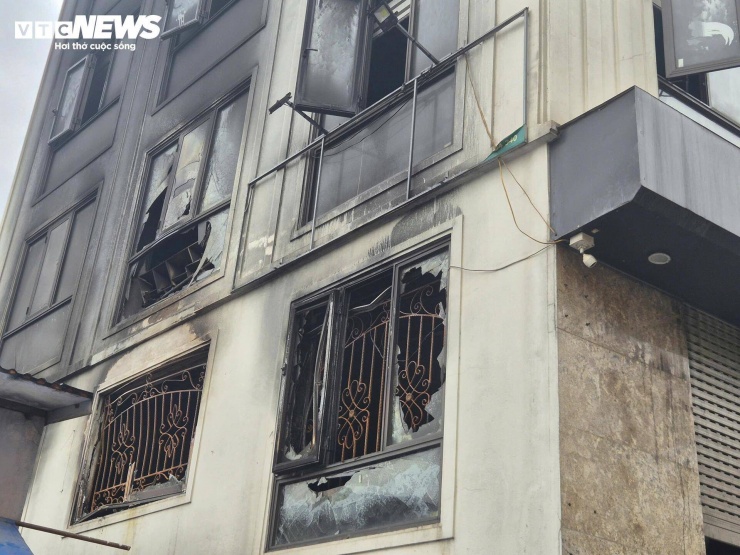 Cận cảnh lối thoát hiểm trên mái nhà cứu 7 người trong vụ cháy ở Hà Nội - 5