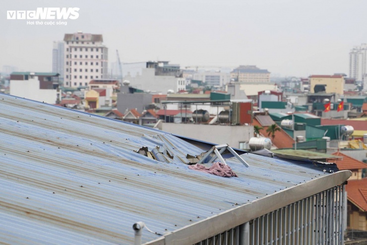 Tầng thượng lợp mái tôn, bên dưới là khung sắt kiên cố. Trong ảnh là vị trí 2 người đàn ông dùng búa, xà beng phá mái, mở đường sống cho các nạn nhân.