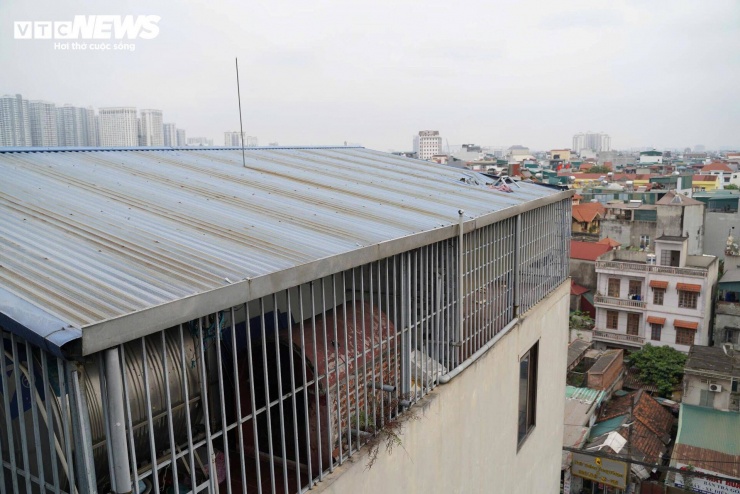 Cận cảnh lối thoát hiểm trên mái nhà cứu 7 người trong vụ cháy ở Hà Nội - 9