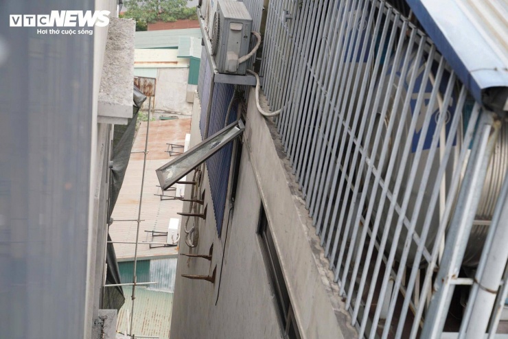 Khoảng cách giữa hai ngôi nhà khoảng hơn 2m. Trong lúc nguy cấp, hai ngôi nhà được kết nối bằng chiếc thang gỗ, cứu được toàn bộ 7 người từ lối thoát nạn khẩn cấp tại tầng tum sang nhà bên cạnh, đưa xuống an toàn bằng thang di động và bàn giao cho lực lượng y tế.