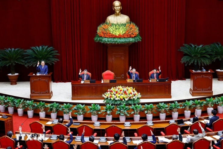 Các đại biểu biểu quyết thông qua Nghị quyết Hội nghị Trung ương 2 khóa XIV. Ảnh: TTXVN.