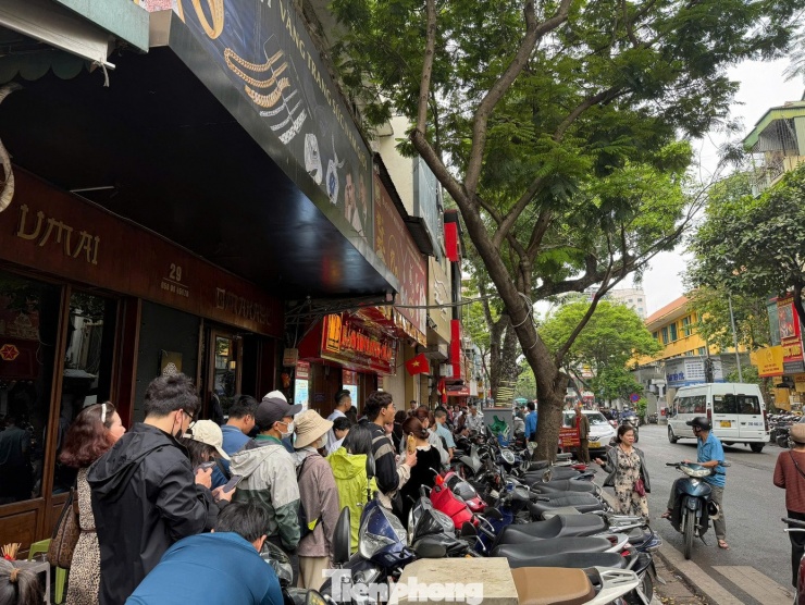 Nhiều người dân xếp hàng chờ mua vàng tại cửa hàng vàng trên phố Trần Nhân Tông - Hà Nội (ảnh: N.M).