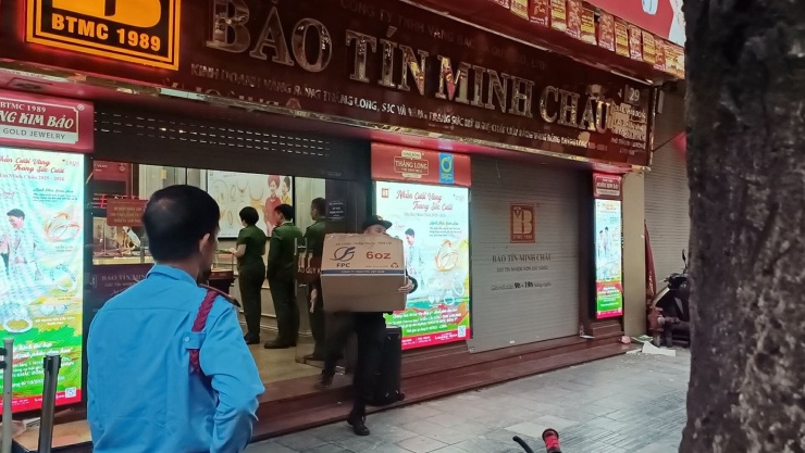 Cảnh sát thu giữ nhiều tài liệu tại cửa hàng vàng Bảo Tín Minh Châu - 1