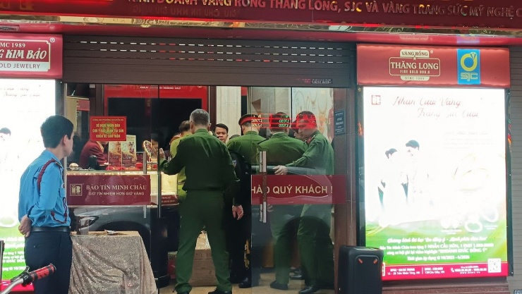 Cảnh sát thu giữ nhiều tài liệu tại cửa hàng vàng Bảo Tín Minh Châu - 2