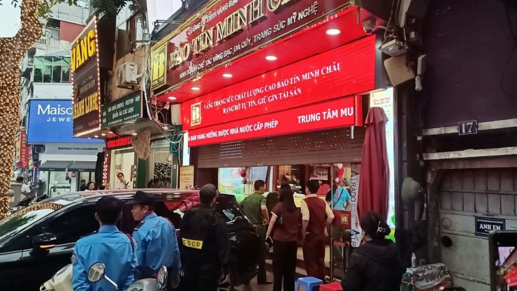 Cảnh sát thu giữ nhiều tài liệu tại cửa hàng vàng Bảo Tín Minh Châu - 3