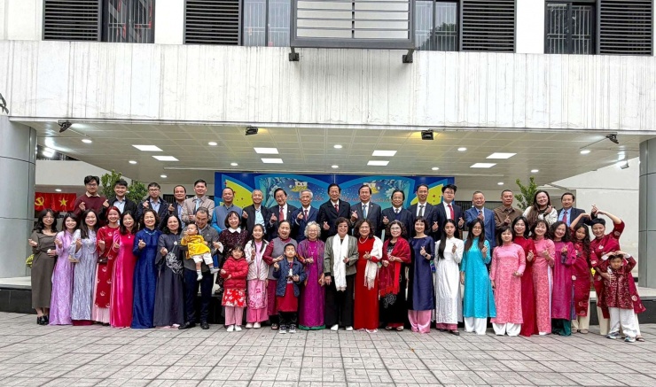 Các thế hệ con cháu của Cố Giáo sư, Nhà giáo nhân dân Nguyễn Lân chụp ảnh trong dịp Tết Nguyên đán 2025. Ảnh: NVCC