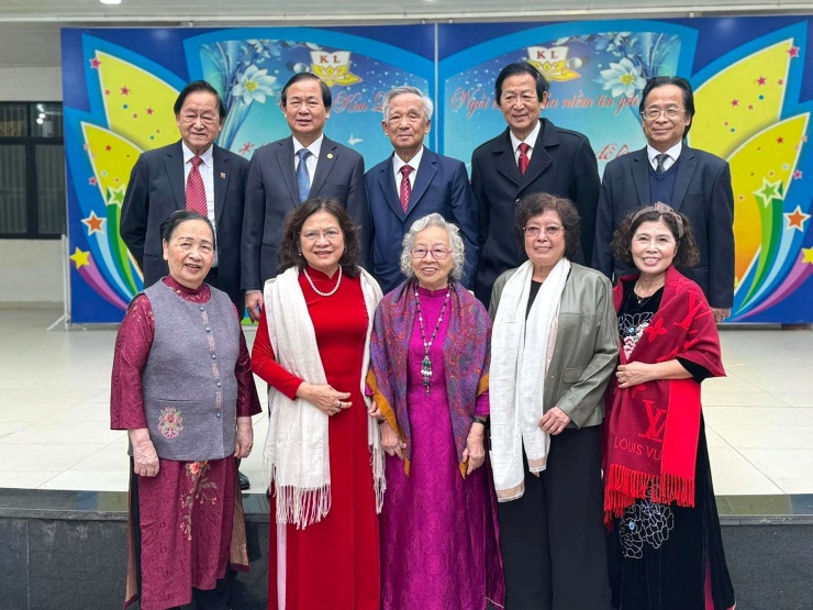 Các con trai và con dâu của cố Giáo sư Nguyễn Lân. Ảnh: NVCC