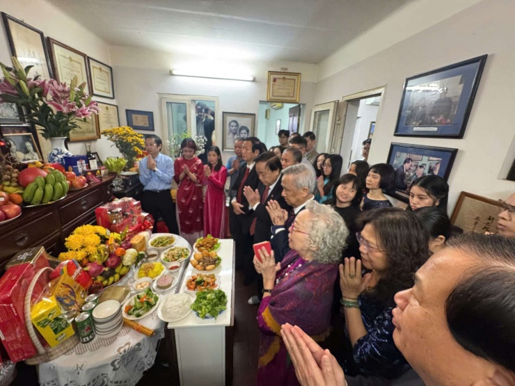 Đại gia đình thắp hương cho cha ông. Ảnh: NVCC