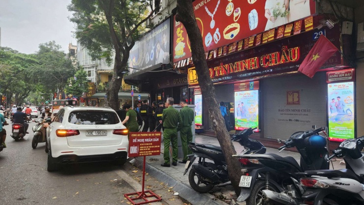 Cơ sở vàng Bảo Tín Minh Châu (29 Trần Nhân Tông, Hà Nội) đóng cửa và xuất hiện rất đông lực lượng chức năng, công an.&nbsp;Ảnh: Thái Nguyễn