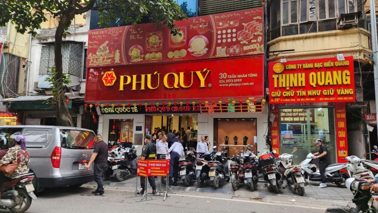 Cửa hàng vàng Phú Quý trở nên đông nghịt khách hàng vào chiều nay 25/3. Ảnh: Thái Nguyễn