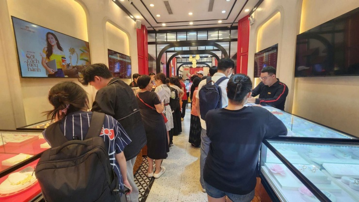 Cơ sở vàng Bảo Tín Mạnh Hải (12B Trần Nhân Tông, Hà Nội) cũng đón đông đảo lượng khách hàng đến giao dịch.&nbsp;Ảnh: Thái Nguyễn