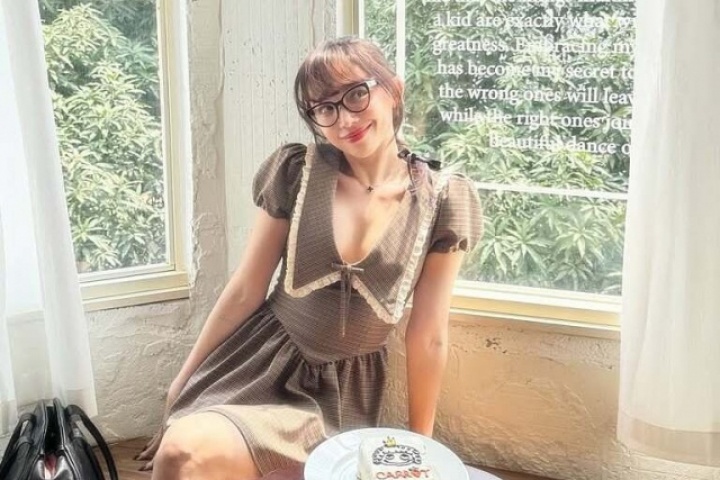 Ảnh sao 25/3: Tóc Tiên khoe vẻ gợi cảm với đầm búp bê