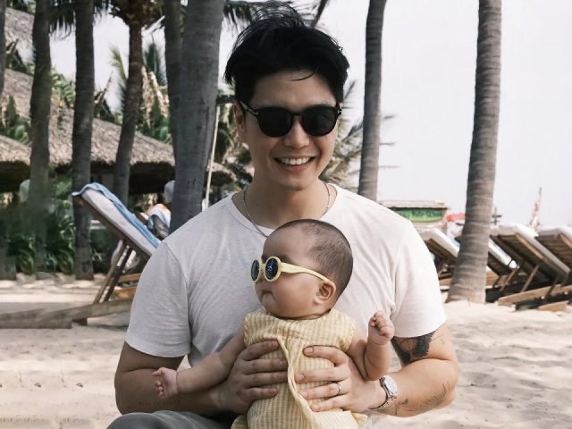 Chồng Ngô Thanh Vân bị trêu vì 'bế con độc lạ'