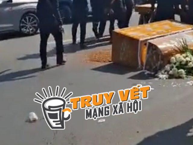 Xôn xao clip đạo tì ở TPHCM làm rơi quan tài trong lúc đưa tang