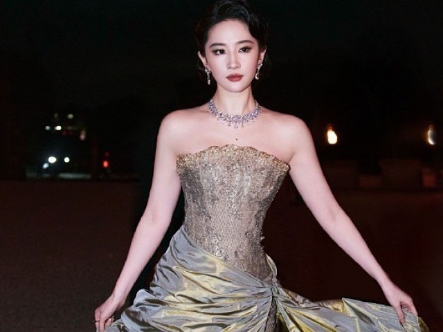 Lưu Diệc Phi diện đầm 'bồng bềnh như sóng biển' đi show