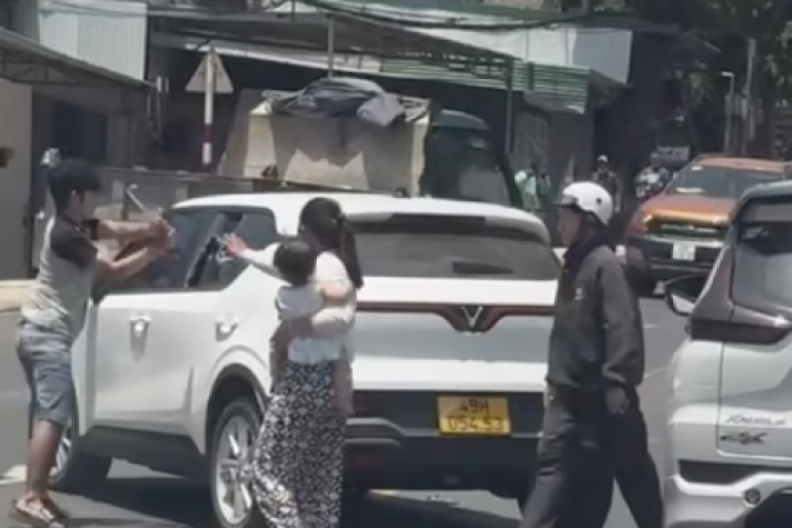 CLIP: Người chồng đập phá xe taxi chở vợ giữa phố