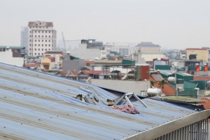 Cận cảnh lối thoát hiểm trên mái nhà cứu 7 người trong vụ cháy ở Hà Nội