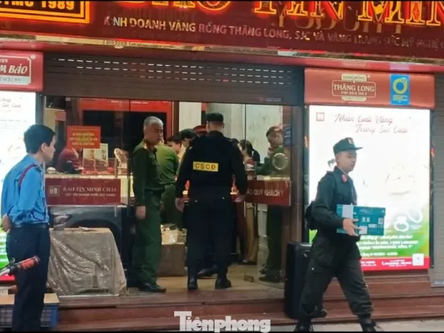 Cảnh sát thu giữ nhiều tài liệu tại cửa hàng vàng Bảo Tín Minh Châu
