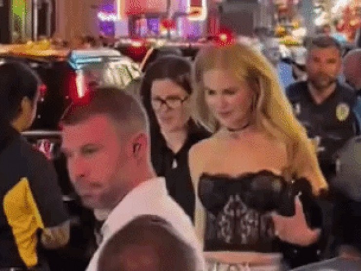 Nicole Kidman 'lột xác ngoạn mục' khi dự tiệc sinh nhật bạn thân