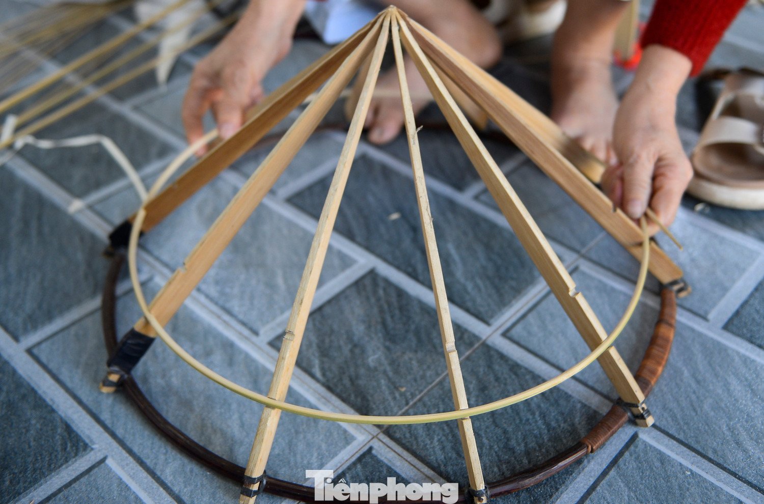 "Mỗi công đoạn đều có vai trò riêng, thiếu một bước là không thành sản phẩm. Trong đó phải kể đến công đoạn làm vành. Vành nón phải được vót từ tre, chuốt mỏng, uốn tròn bằng tay, tạo thành những vòng khung chắc chắn", bà Ngô Thị Toan (thôn Đông Hòa, xã Trường Văn) cho hay.